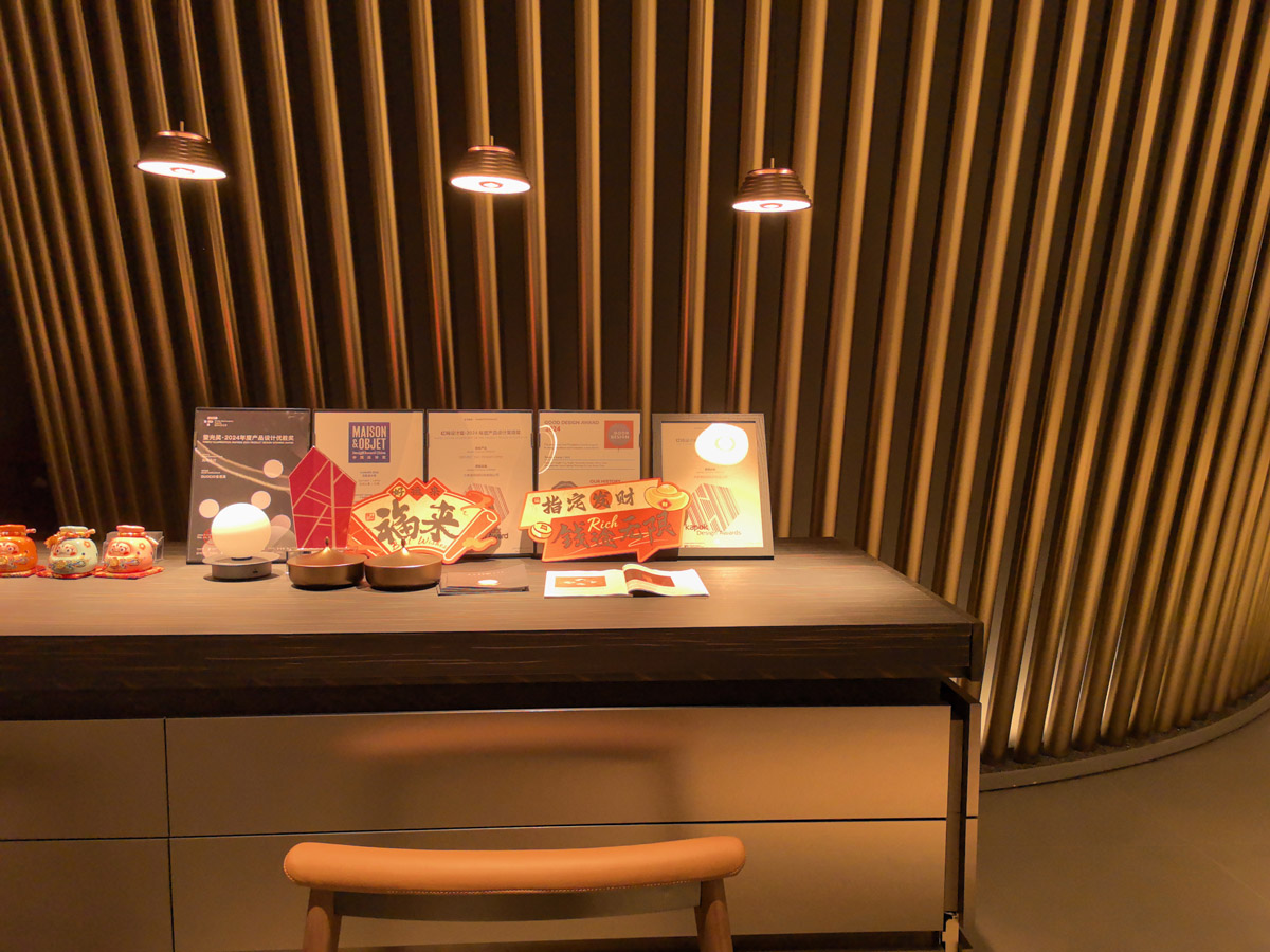 A perfectly designed kitchen island featuring Guocio pendant lamps hung at the ideal 30-36 inch height.