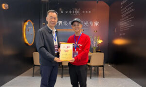 Guocio Founder Brother Yideng receiving the Recommended Brand Award from Li Guoyao, Vice President of Foshan Home Furnishing Industry Federation.