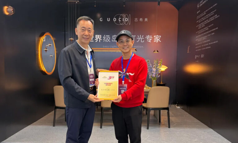 Guocio Founder Brother Yideng receiving the Recommended Brand Award from Li Guoyao, Vice President of Foshan Home Furnishing Industry Federation.